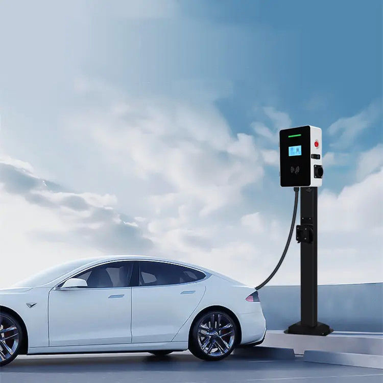 Pojedynczy pistolet, typ 2, 7 kilowatów, montowana na ścianie stacja ładowania pojazdów elektrycznych. Wyświetlacz LCD